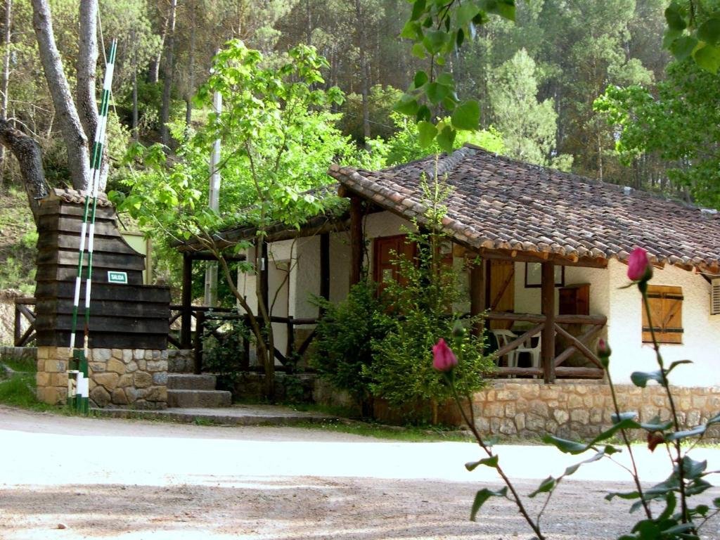 Cabañas de madera del Camping Rural Llanos de Arance en Coto Ríos