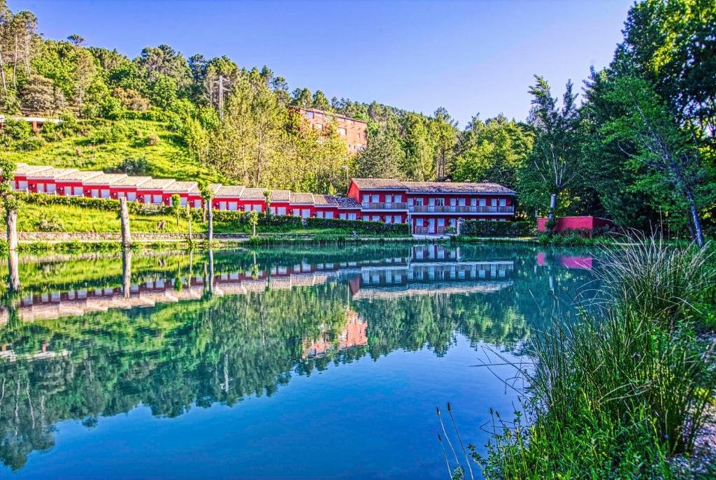 Hotel Rural Noguera de la Sierpe con lago privado en la Sierra de Cazorla