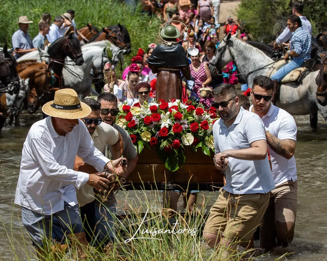 Caballistas y carrozas en la romería de Coto Ríos